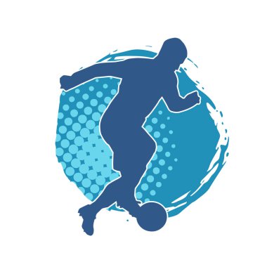 Top tekmeleyen bir erkek futbolcunun silueti. Hareket halindeki bir futbolcunun silueti.