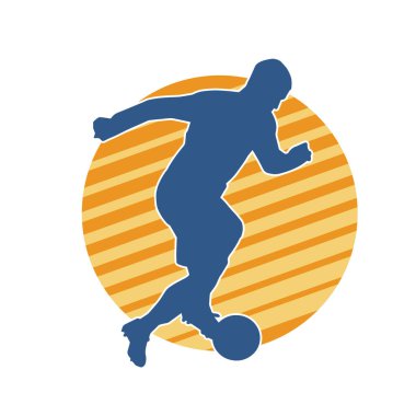 Top tekmeleyen bir erkek futbolcunun silueti. Hareket halindeki bir futbolcunun silueti.