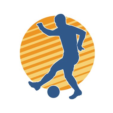 Top tekmeleyen bir erkek futbolcunun silueti. Hareket halindeki bir futbolcunun silueti.