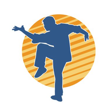 Doğu dövüş sanatı pozu veren bir adamın silueti. Dövüş sanatlarında bir erkeğin silueti..