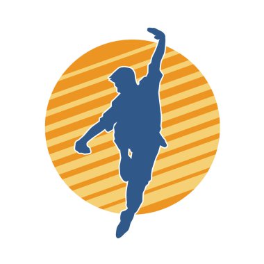 Doğu dövüş sanatı pozu veren bir adamın silueti. Dövüş sanatlarında bir erkeğin silueti..