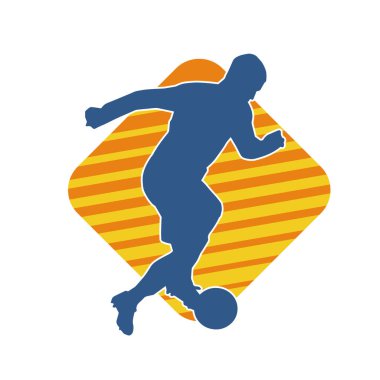 Top tekmeleyen bir erkek futbolcunun silueti. Hareket halindeki bir futbolcunun silueti.