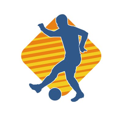 Top tekmeleyen bir erkek futbolcunun silueti. Hareket halindeki bir futbolcunun silueti.