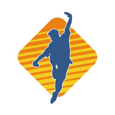 Doğu dövüş sanatı pozu veren bir adamın silueti. Dövüş sanatlarında bir erkeğin silueti..