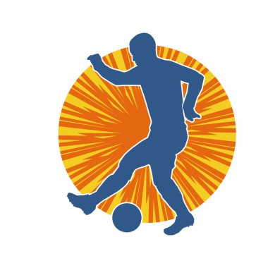 Top tekmeleyen bir erkek futbolcunun silueti. Hareket halindeki bir futbolcunun silueti.