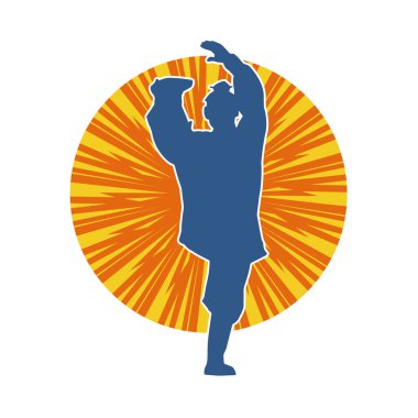 Doğu dövüş sanatı pozu veren bir adamın silueti. Dövüş sanatlarında bir erkeğin silueti..