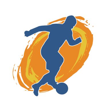 Top tekmeleyen bir erkek futbolcunun silueti. Hareket halindeki bir futbolcunun silueti.