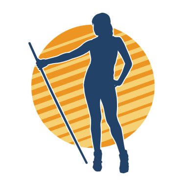 İnce bir kadın dövüşçünün silueti asa silahıyla ayakta duruyor. İnce bir kadın savaşçı silueti sopa tabancası taşıyor..