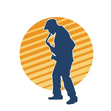 Saksafon çalan bir müzisyenin silueti.. 