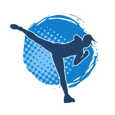 Dövüş sanatları tekmesi atan bir kadının silueti. Sportif bir kadının silueti tekme hareketi yapıyor..