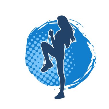 Spor salonundaki siluet kadın halat çekme egzersizi yapıyor. Spor kordonları ip germe direnç eğitimini kaldırır.