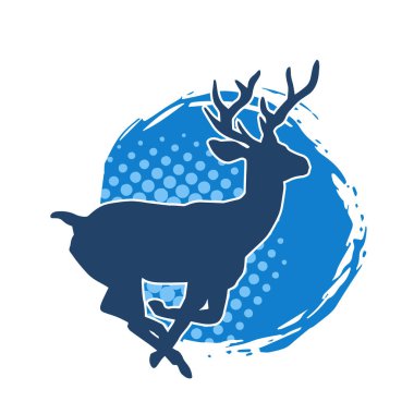 Güzel boynuzları olan vahşi bir geyik ormanının silueti.. 