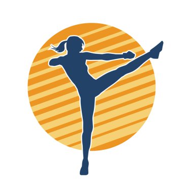 Dövüş sanatları tekmesi atan bir kadının silueti. Sportif bir kadının silueti tekme hareketi yapıyor..