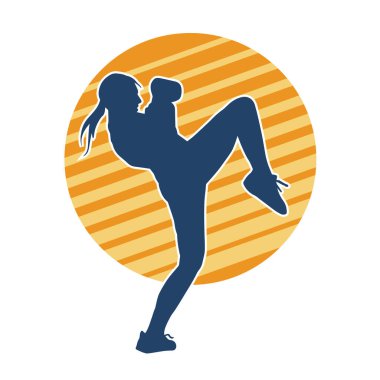 Hareketli kadın kickboksör atletinin silueti. Tekme atan bir kadının silueti..