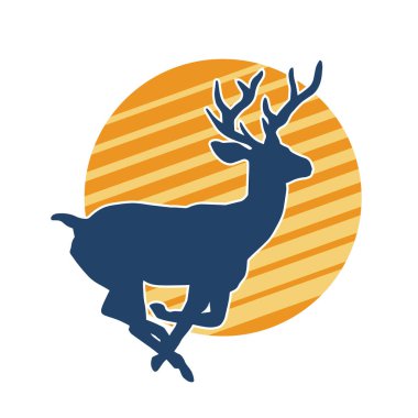 Güzel boynuzları olan vahşi bir geyik ormanının silueti.. 