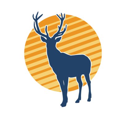 Güzel boynuzları olan vahşi bir geyik ormanının silueti.. 