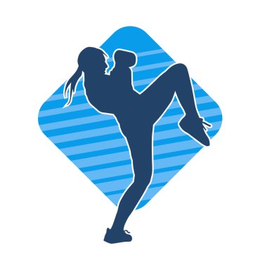 Hareketli kadın kickboksör atletinin silueti. Tekme atan bir kadının silueti..