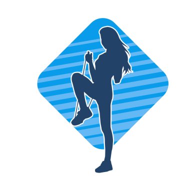 Spor salonundaki siluet kadın halat çekme egzersizi yapıyor. Spor kordonları ip germe direnç eğitimini kaldırır.