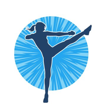 Dövüş sanatları tekmesi atan bir kadının silueti. Sportif bir kadının silueti tekme hareketi yapıyor..