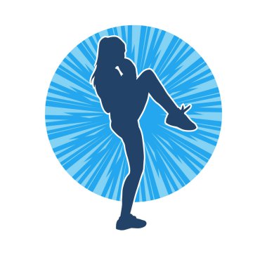Hareketli kadın kickboksör atletinin silueti. Tekme atan bir kadının silueti..