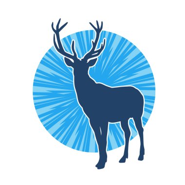 Güzel boynuzları olan vahşi bir geyik ormanının silueti.. 