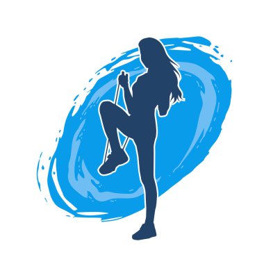 Spor salonundaki siluet kadın halat çekme egzersizi yapıyor. Spor kordonları ip germe direnç eğitimini kaldırır.