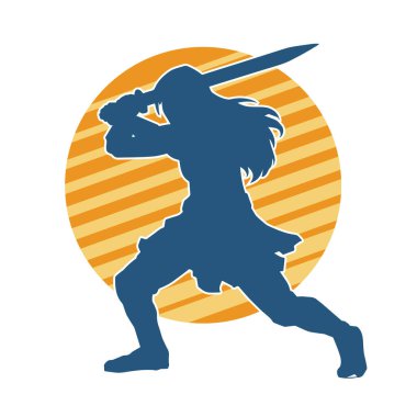 Bir kadın dövüşçünün silueti kılıç taşırken poz veriyor..