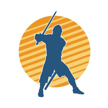 Savaş zırhı giymiş bir erkek savaşçının silueti. Kılıç ile poz veriyor..