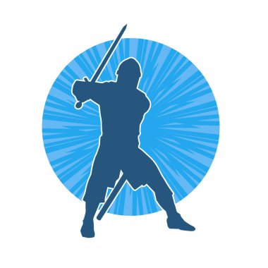 Savaş zırhı giymiş bir erkek savaşçının silueti. Kılıç ile poz veriyor..