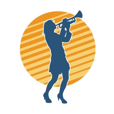 Trompet çalan bir kadın müzisyenin silueti..