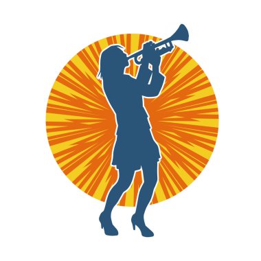 Trompet çalan bir erkek müzisyenin silueti.. 