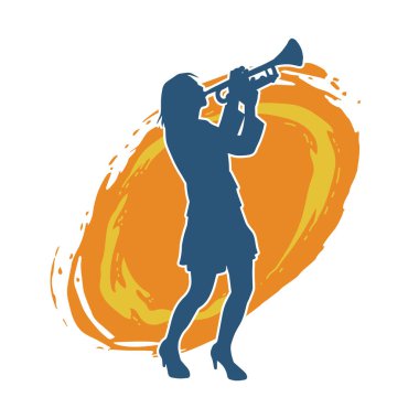 Trompet çalan bir kadın müzisyenin silueti..