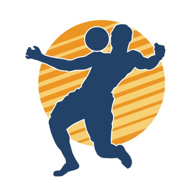 Top oynayan kaslı bir adamın silueti. Top oynayan atletik vücutlu bir erkeğin silueti..