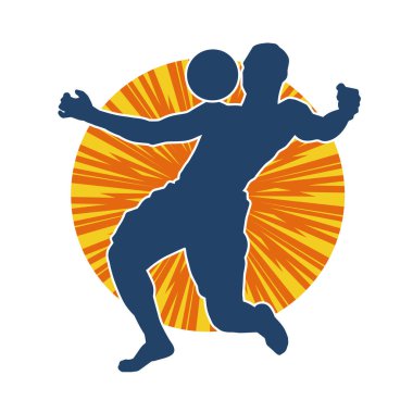 Top oynayan kaslı bir adamın silueti. Top oynayan atletik vücutlu bir erkeğin silueti..