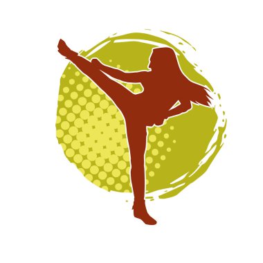 Dövüş sanatları tekmesi atan bir kadının silueti. Sportif bir kadının silueti tekme hareketi yapıyor..