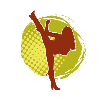 Dövüş sanatları tekmesi atan bir kadının silueti. Sportif bir kadının silueti tekme hareketi yapıyor..