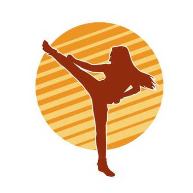 Dövüş sanatları tekmesi atan bir kadının silueti. Sportif bir kadının silueti tekme hareketi yapıyor..