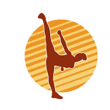 Dövüş sanatları tekmesi atan bir kadının silueti. Sportif bir kadının silueti tekme hareketi yapıyor..