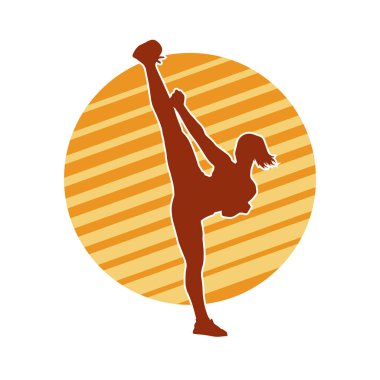 Dövüş sanatları tekmesi atan bir kadının silueti. Sportif bir kadının silueti tekme hareketi yapıyor..