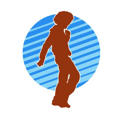 Kapüşonlu ve afro saçlı, yürüyen zayıf bir gencin silüeti..