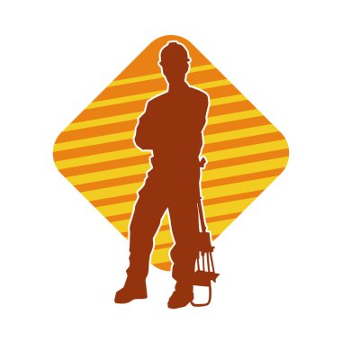 İnşaat işçisi kostümlü bir adamın silueti. İnşaat işçisinin silueti pozda.. 