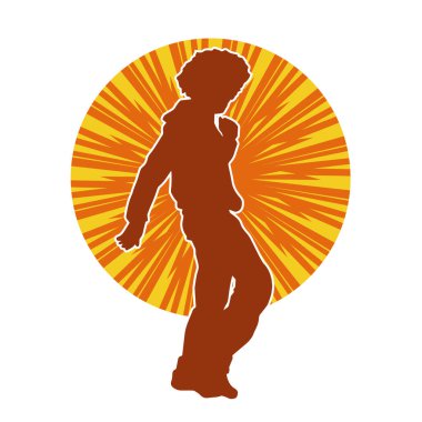 Kapüşonlu ve afro saçlı, yürüyen zayıf bir gencin silüeti..