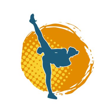 Dövüş sanatları tekmesi atan bir kadının silueti. Sportif bir kadının silueti tekme hareketi yapıyor..