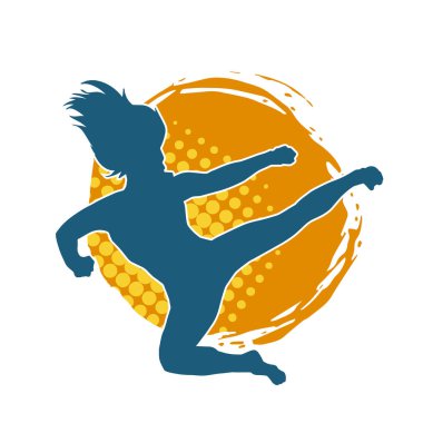 Dövüş sanatları tekmesi atan bir kadının silueti. Sportif bir kadının silueti tekme hareketi yapıyor..