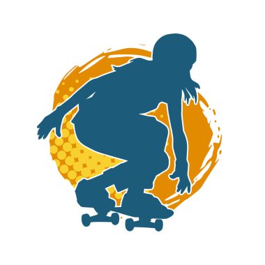 Hareket halindeki bir kadın silueti kaykay üzerinde poz veriyor. Kaykaylı şehirli bir kızın silueti..