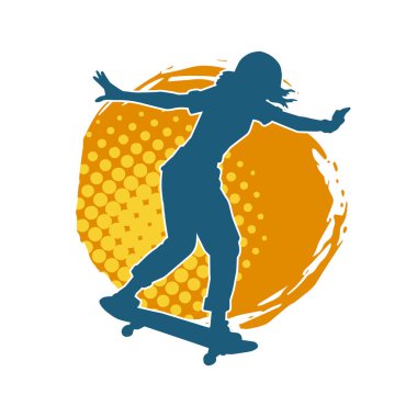 Hareket halindeki bir kadın silueti kaykay üzerinde poz veriyor. Kaykaylı şehirli bir kızın silueti..