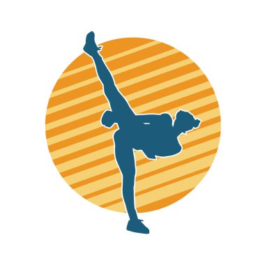 Dövüş sanatları tekmesi atan bir kadının silueti. Sportif bir kadının silueti tekme hareketi yapıyor..