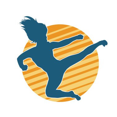 Dövüş sanatları tekmesi atan bir kadının silueti. Sportif bir kadının silueti tekme hareketi yapıyor..