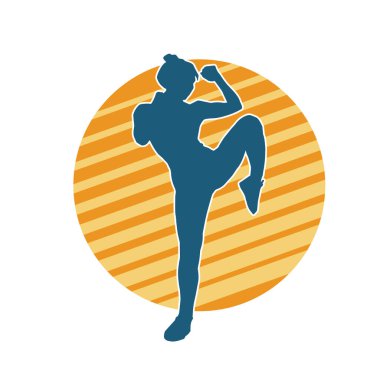 Hareketli kadın kickboksör atletinin silueti. Tekme atan bir kadının silueti..