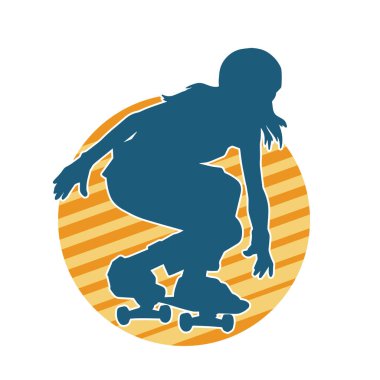 Hareket halindeki bir kadın silueti kaykay üzerinde poz veriyor. Kaykaylı şehirli bir kızın silueti..